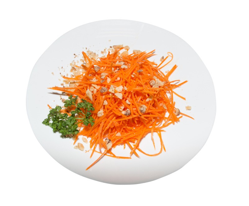 Салат из моркови с орехами и оливковым маслом